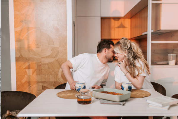 Viagem Minimalista para Casais: Dicas para Compartilhar Custos e Economizar