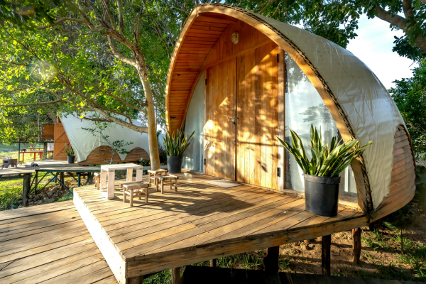 O Novo Luxo do Turismo: Glamping, Minimalismo e Conforto