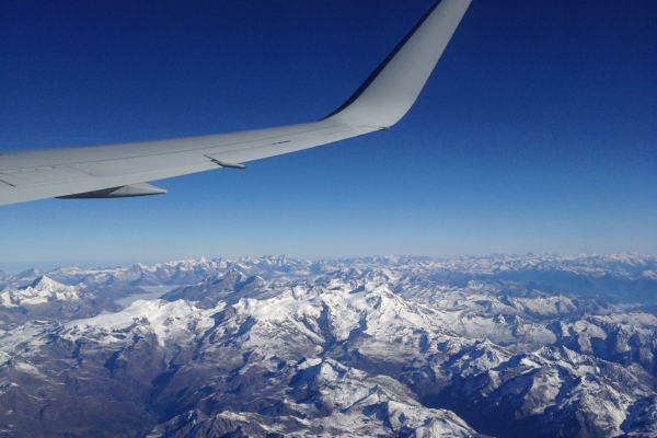 Passagens Aéreas e Custos Ocultos: Como Evitar Surpresas em Viagens Minimalistas